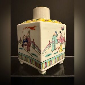 🏮 Vintage Chinese Porcelain Famille Rose Diamond-Shaped Vase / Tea Caddy